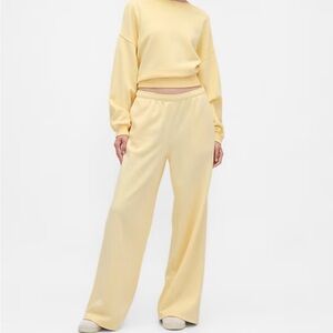 BNWOT- GAP matching sweatsuit- Butter yellow